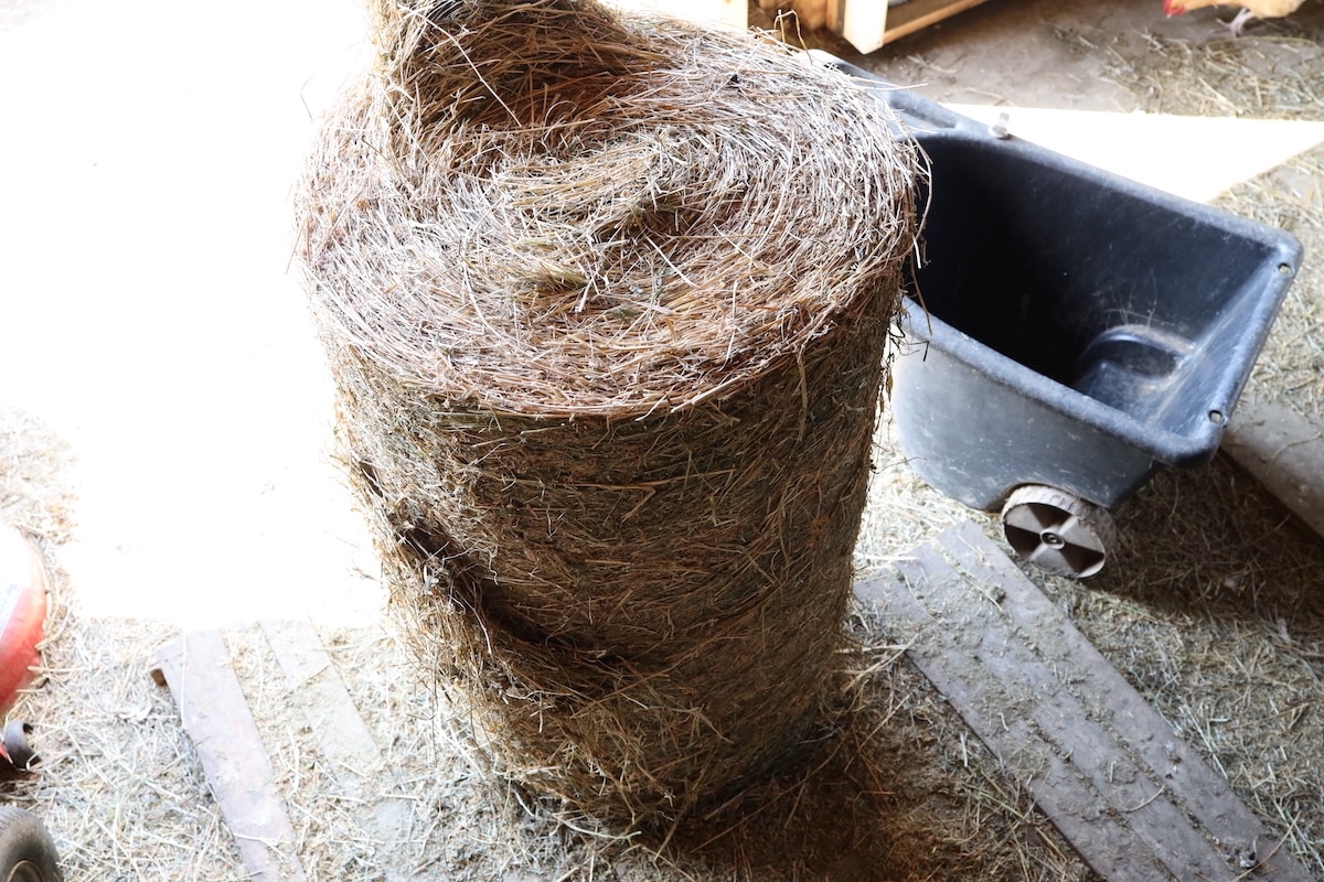 feed round hay