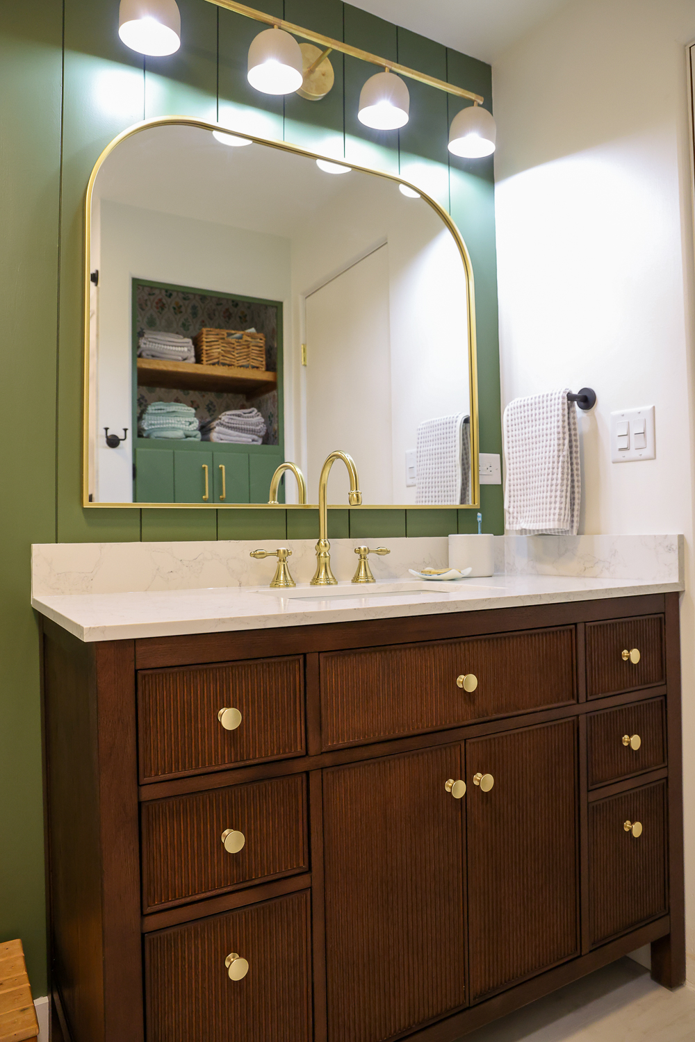 small farmhouse bathroom